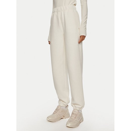 Calvin Klein Jeans Spodnie dresowe J20J223920 Biały Regular Fit ze sklepu MODIVO w kategorii Spodnie damskie - zdjęcie 182712672