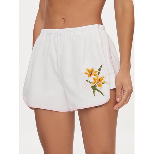 Guess Szorty materiałowe Zoey V4GD05 KC5R0 Biały Loose Fit ze sklepu MODIVO w kategorii Szorty - zdjęcie 182712880