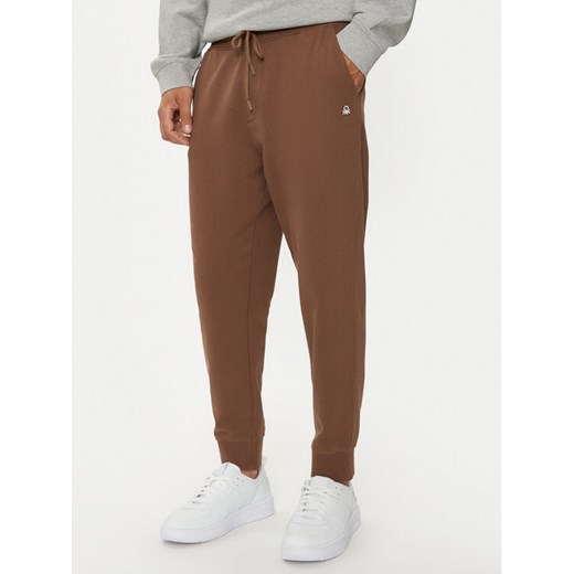 United Colors Of Benetton Spodnie dresowe 342ZUF01B Brązowy Regular Fit ze sklepu MODIVO w kategorii Spodnie męskie - zdjęcie 182713494