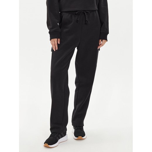 adidas Spodnie dresowe ALL SZN Fleece Cargo IW1215 Czarny Loose Fit ze sklepu MODIVO w kategorii Spodnie damskie - zdjęcie 182714043