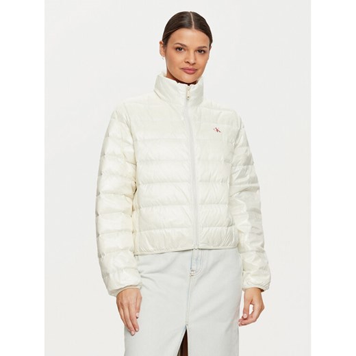 Calvin Klein Jeans Kurtka puchowa J20J224698 Écru Regular Fit ze sklepu MODIVO w kategorii Kurtki damskie - zdjęcie 182714222