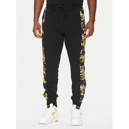 Versace Jeans Couture Spodnie dresowe 78GAA3C0 Czarny Regular Fit ze sklepu MODIVO w kategorii Spodnie męskie - zdjęcie 182714263
