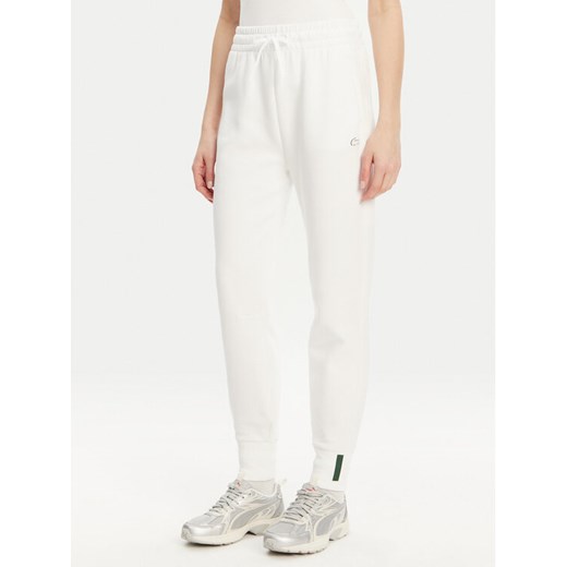 Lacoste Spodnie dresowe XF0343 Biały Regular Fit ze sklepu MODIVO w kategorii Spodnie damskie - zdjęcie 182715172