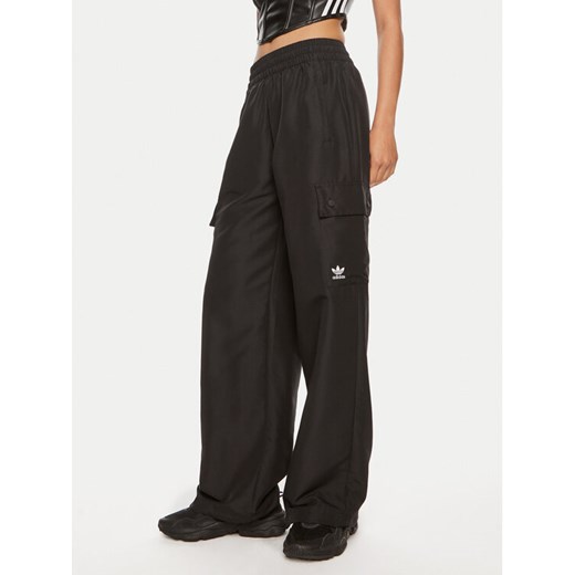 adidas Spodnie dresowe Essentials Woven Cargo IX9974 Czarny Loose Fit ze sklepu MODIVO w kategorii Spodnie damskie - zdjęcie 182715244