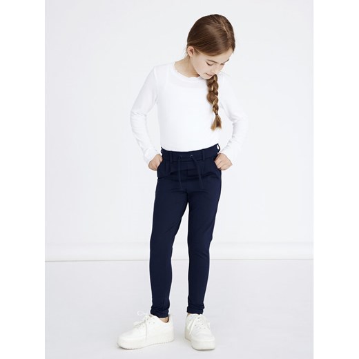 NAME IT Spodnie materiałowe 13142465 Granatowy Regular Fit ze sklepu MODIVO w kategorii Spodnie dziewczęce - zdjęcie 182715450