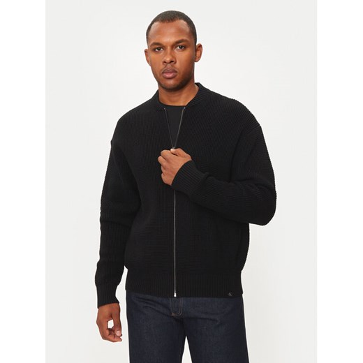 Calvin Klein Jeans Sweter J30J326198 Czarny Regular Fit ze sklepu MODIVO w kategorii Swetry męskie - zdjęcie 182715550