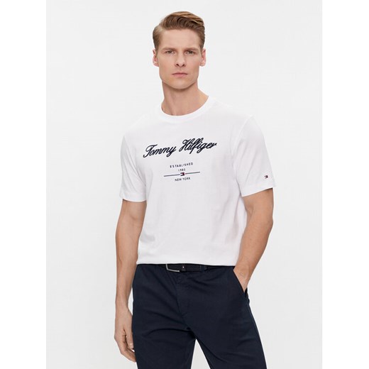 Tommy Hilfiger T-Shirt Script Logo Tee MW0MW33691 Biały Regular Fit ze sklepu MODIVO w kategorii T-shirty męskie - zdjęcie 182715561