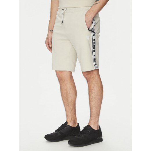 Guess Szorty sportowe Z2YD02 K6ZS1 Écru Regular Fit ze sklepu MODIVO w kategorii Spodenki męskie - zdjęcie 182718142