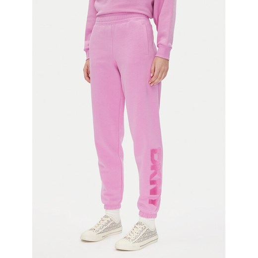 DKNY Spodnie dresowe DP5P3585 Różowy Regular Fit ze sklepu MODIVO w kategorii Spodnie damskie - zdjęcie 182718590