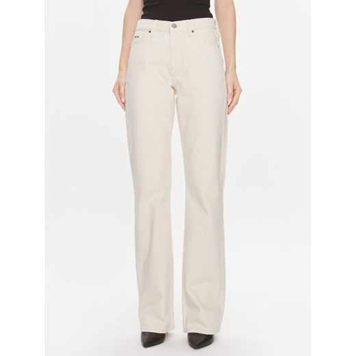 Calvin Klein Jeansy Mid Rise Relax Bootcut Ecru K20K206308 Biały Slim Fit ze sklepu MODIVO w kategorii Jeansy damskie - zdjęcie 182719334