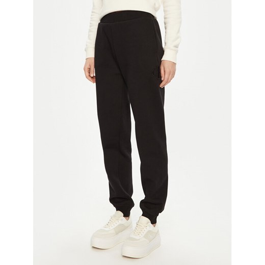 Calvin Klein Jeans Spodnie dresowe Raised J20J224841 Czarny Relaxed Fit ze sklepu MODIVO w kategorii Spodnie damskie - zdjęcie 182719402