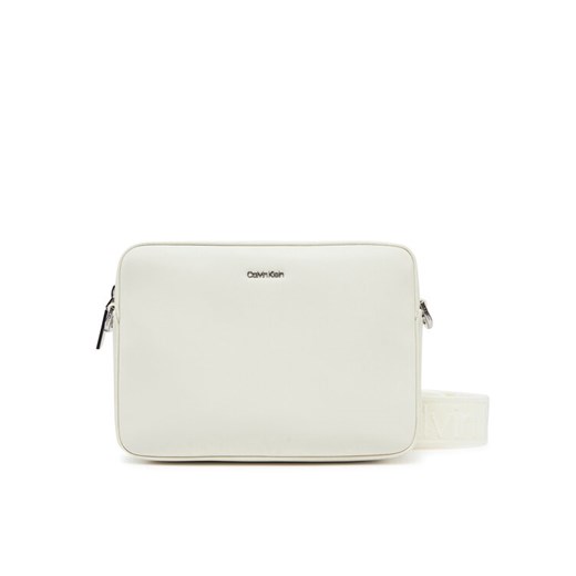 Calvin Klein Torebka Ck Must Small Camera Bag K60K613145 Écru ze sklepu MODIVO w kategorii Listonoszki - zdjęcie 182719524