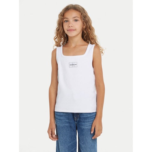Calvin Klein Jeans Top Badge IG0IG02440 Biały Regular Fit ze sklepu MODIVO w kategorii Bluzki dziewczęce - zdjęcie 182720541