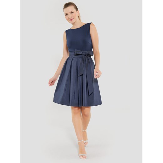 Swing Sukienka koktajlowa 77760810 Granatowy Regular Fit ze sklepu MODIVO w kategorii Sukienki - zdjęcie 182720980