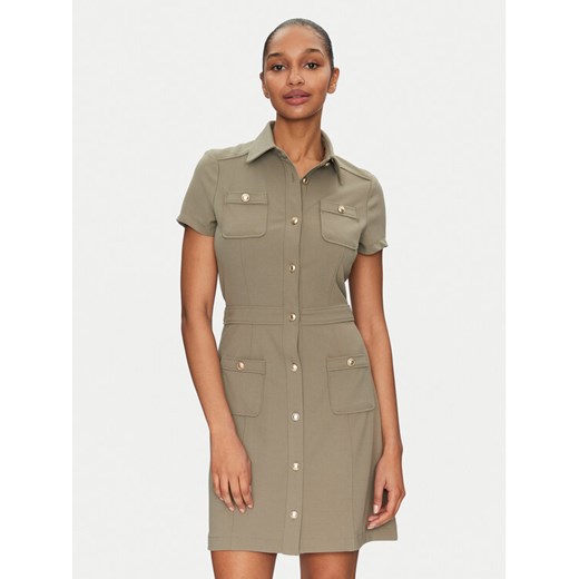 Guess Sukienka koszulowa W5GK70 KCBO2 Khaki Regular Fit ze sklepu MODIVO w kategorii Sukienki - zdjęcie 182721281