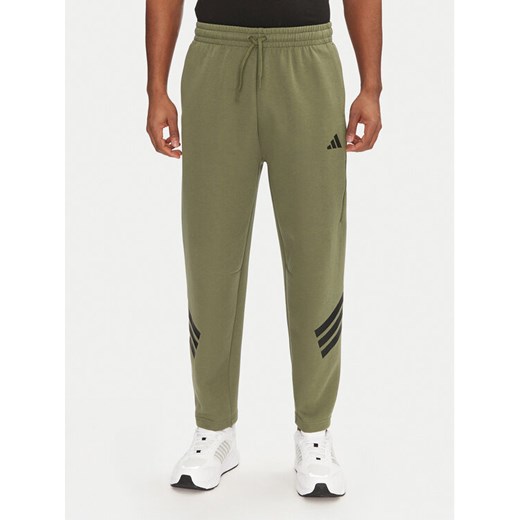 adidas Spodnie dresowe Future Icons 3-Stripes JD4891 Zielony Loose Fit ze sklepu MODIVO w kategorii Spodnie męskie - zdjęcie 182721402