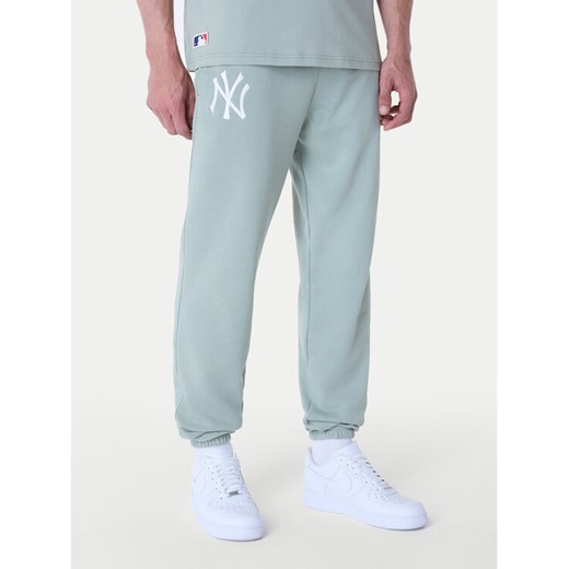 New Era Spodnie dresowe New York Yankees MLB League Essential Paste 60596182 Zielony Regular Fit ze sklepu MODIVO w kategorii Spodnie męskie - zdjęcie 182722363