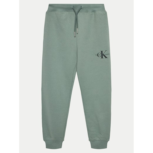 Calvin Klein Jeans Spodnie dresowe Monogram Logo IU0IU00285 D Zielony Regular Fit ze sklepu MODIVO w kategorii Spodnie chłopięce - zdjęcie 182722383