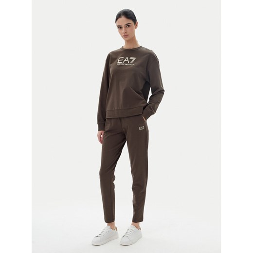 EA7 Emporio Armani Dres 7W000115 AF13135 U6139 Brązowy Regular Fit ze sklepu MODIVO w kategorii Dresy damskie - zdjęcie 182723031