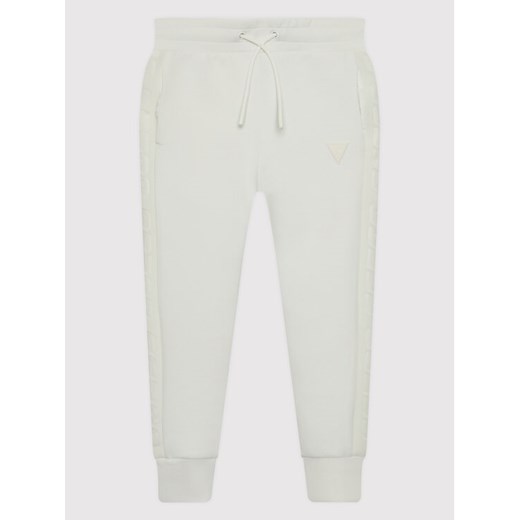 Guess Spodnie dresowe J2YQ24 FL03S Biały Regular Fit ze sklepu MODIVO w kategorii Spodnie dziewczęce - zdjęcie 182724203