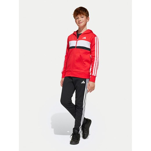adidas Dres Seasonal Essentials Tiberio 3-Stripes JC7522 Czerwony Regular Fit ze sklepu MODIVO w kategorii Dresy chłopięce - zdjęcie 182724592