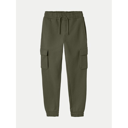 NAME IT Spodnie dresowe 13224991 Zielony Relaxed Fit ze sklepu MODIVO w kategorii Spodnie chłopięce - zdjęcie 182724762