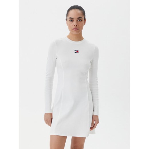 Tommy Jeans Sukienka codzienna Badge DW0DW20666 Biały Slim Fit ze sklepu MODIVO w kategorii Sukienki - zdjęcie 182724834