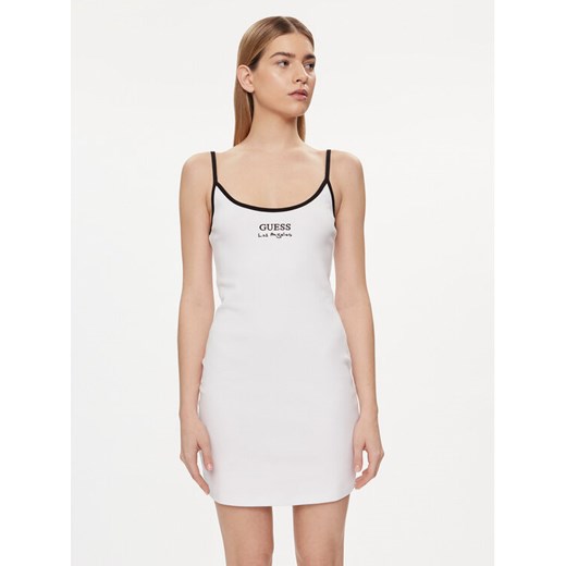 Guess Sukienka codzienna E4GK00 KBP41 Biały Slim Fit ze sklepu MODIVO w kategorii Sukienki - zdjęcie 182725083