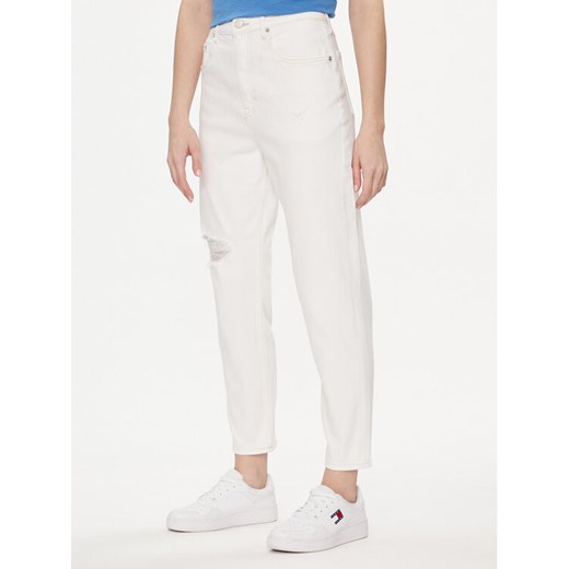 Tommy Jeans Jeansy DW0DW17618 Biały Mom Fit ze sklepu MODIVO w kategorii Jeansy damskie - zdjęcie 182725160