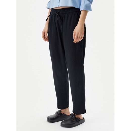 Gap Spodnie materiałowe 883883-05 Czarny Straight Leg ze sklepu MODIVO w kategorii Spodnie damskie - zdjęcie 182726393