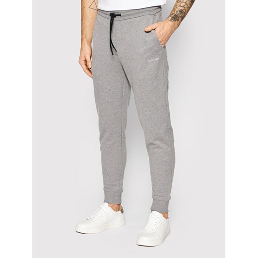 Calvin Klein Spodnie dresowe Small Logo K10K107954 Szary Regular Fit ze sklepu MODIVO w kategorii Spodnie męskie - zdjęcie 182726561