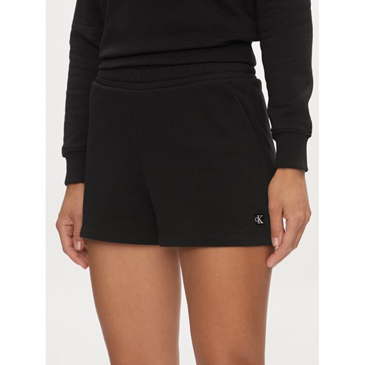Calvin Klein Jeans Szorty sportowe Embro Badge J20J223418 Czarny Regular Fit ze sklepu MODIVO w kategorii Szorty - zdjęcie 182726623