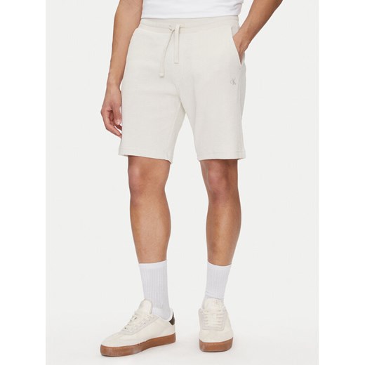 Calvin Klein Jeans Szorty sportowe J30J327247 Beżowy Regular Fit ze sklepu MODIVO w kategorii Spodenki męskie - zdjęcie 182727284