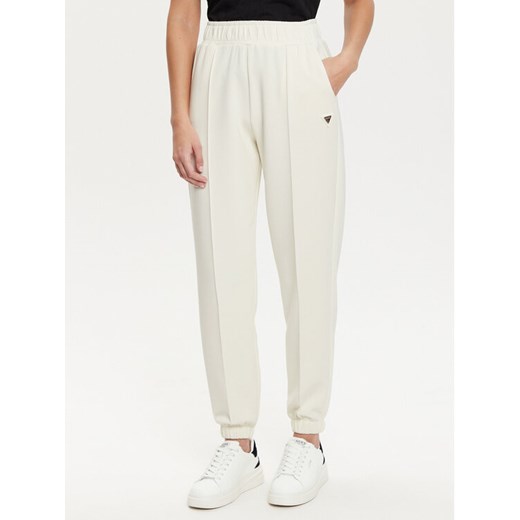 Guess Spodnie dresowe V5RB11 KCAY2 Écru Regular Fit ze sklepu MODIVO w kategorii Spodnie damskie - zdjęcie 182728134