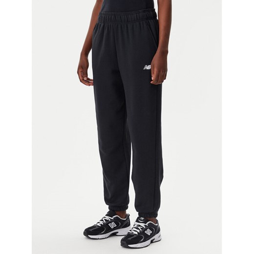 New Balance Spodnie dresowe Essentials WP41500 Czarny Relaxed Fit ze sklepu MODIVO w kategorii Spodnie damskie - zdjęcie 182728460