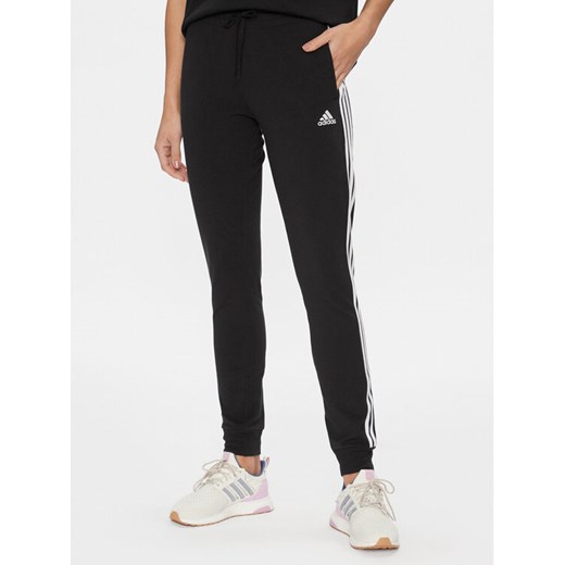 adidas Spodnie dresowe 3-Stripes GM5542 Czarny Slim Fit ze sklepu MODIVO w kategorii Spodnie damskie - zdjęcie 182728541