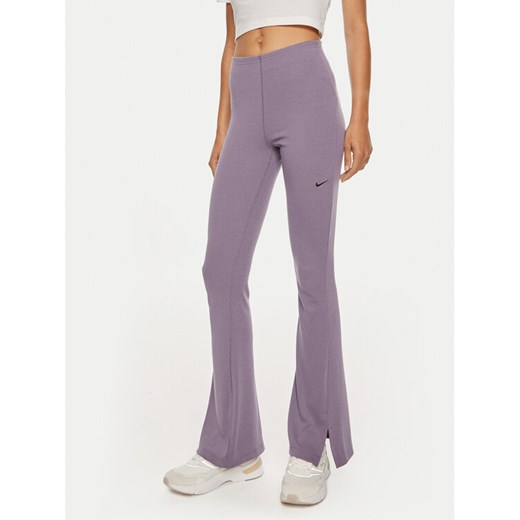 Nike Spodnie materiałowe FQ2113 Fioletowy Slim Fit ze sklepu MODIVO w kategorii Spodnie damskie - zdjęcie 182728663