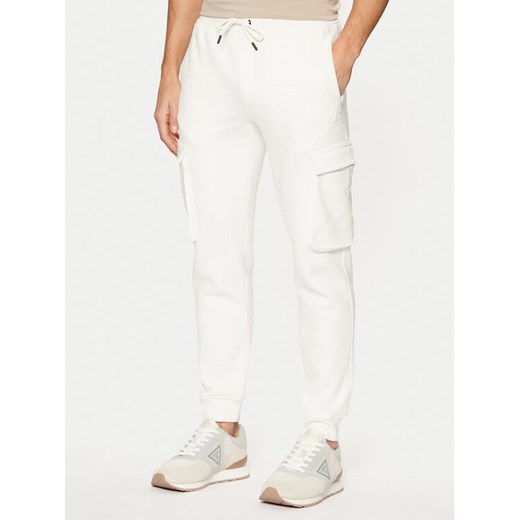 Guess Spodnie materiałowe Z4YB08 K9V31 Écru Regular Fit ze sklepu MODIVO w kategorii Spodnie męskie - zdjęcie 182729322