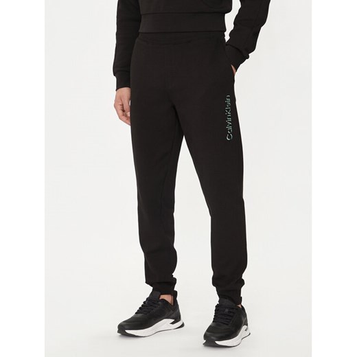 Calvin Klein Spodnie dresowe Shadow Embosed Logo K10K113097 Czarny Regular Fit ze sklepu MODIVO w kategorii Spodnie męskie - zdjęcie 182729391