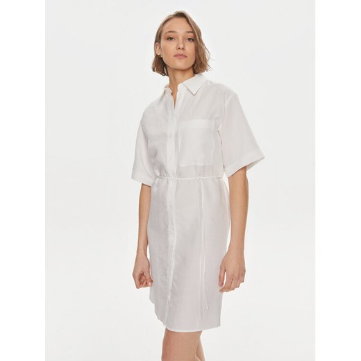 Calvin Klein Sukienka koszulowa K20K206697 Biały Relaxed Fit ze sklepu MODIVO w kategorii Sukienki - zdjęcie 182729633