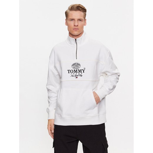 Tommy Jeans Bluza Luxe Athletic DM0DM17800 Biały Relaxed Fit ze sklepu MODIVO w kategorii Bluzy męskie - zdjęcie 182730211