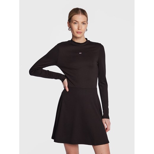 Tommy Jeans Sukienka codzienna Essential DW0DW15068 Czarny Regular Fit ze sklepu MODIVO w kategorii Sukienki - zdjęcie 182730462