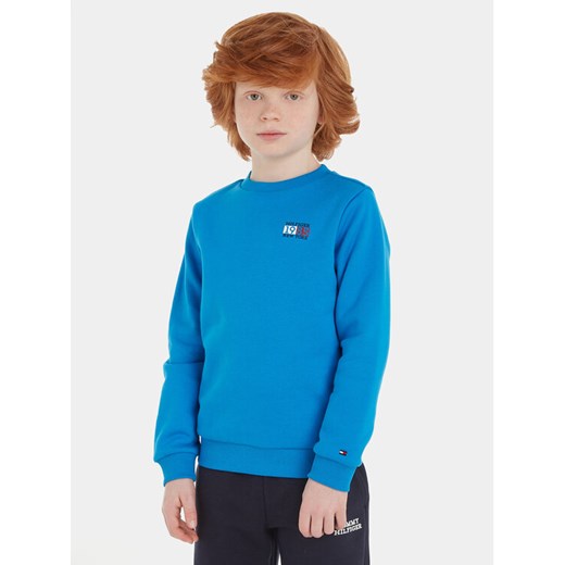 Tommy Hilfiger Bluza New York Flag KB0KB08628 S Niebieski Regular Fit ze sklepu MODIVO w kategorii Bluzy chłopięce - zdjęcie 182730694
