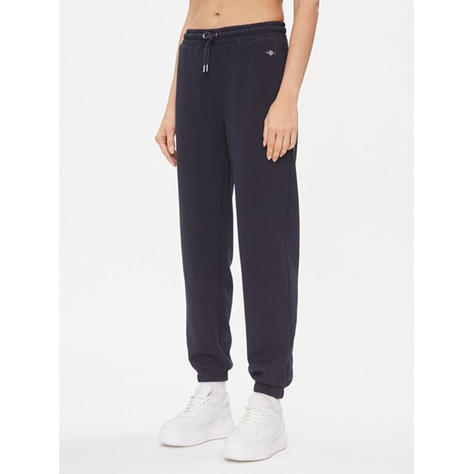 Gant Spodnie dresowe Rel Shield 4204921 Granatowy Relaxed Fit ze sklepu MODIVO w kategorii Spodnie damskie - zdjęcie 182731743