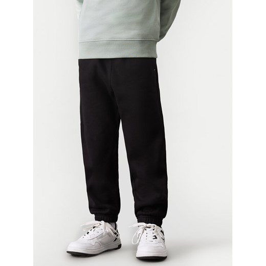 Calvin Klein Jeans Spodnie dresowe IB0IB02327 Czarny Regular Fit ze sklepu MODIVO w kategorii Spodnie chłopięce - zdjęcie 182732171