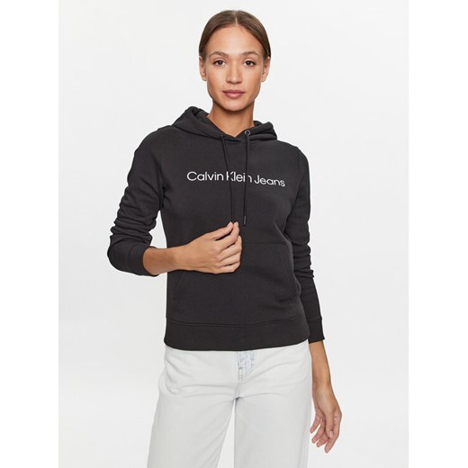Calvin Klein Jeans Bluza J20J220254 Czarny Regular Fit ze sklepu MODIVO w kategorii Bluzy damskie - zdjęcie 182732220