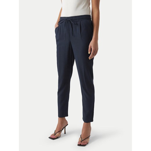 Vero Moda Spodnie materiałowe Jesmilo 10279691 Granatowy Regular Fit ze sklepu MODIVO w kategorii Spodnie damskie - zdjęcie 182732253
