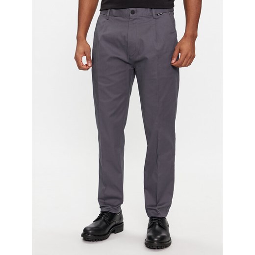 Calvin Klein Spodnie garniturowe Modern Twill Tapered Pleat K10K111490 Szary Slim Fit ze sklepu MODIVO w kategorii Spodnie męskie - zdjęcie 182733034