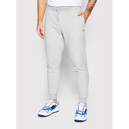 Tommy Jeans Spodnie dresowe DM0DM15380 Szary Slim Fit ze sklepu MODIVO w kategorii Spodnie męskie - zdjęcie 182735152