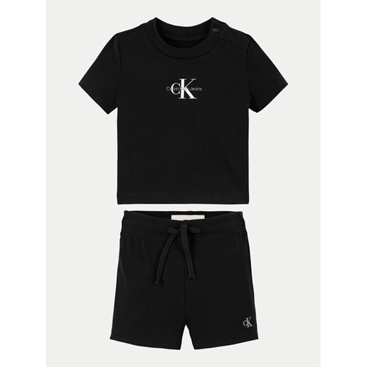 Calvin Klein Jeans Komplet t-shirt i spodenki Monogram Logo IN0IN00319 Czarny Regular Fit ze sklepu MODIVO w kategorii Komplety niemowlęce - zdjęcie 182735821